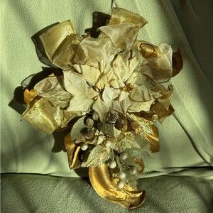 Elegant Gold Floral Brooch